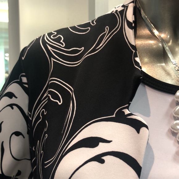 BEAUTIFUL JACKET WITH A UNIQUE DESIGN. AN ELEGANT WEAR FOR ANY OCCASION! - Picture 3 of 4